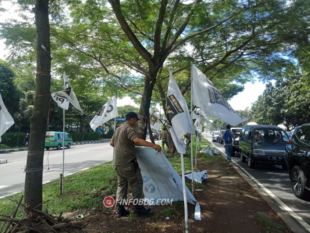 Memasuki Masa Tenang Satpol Pp Kota Bandung Tertibkan Alat Peraga Kampanye 